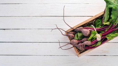 Ahşap kutusunda taze pancar. Ahşap bir arka plan üzerinde. Üstten görünüm. Kopya alanı.