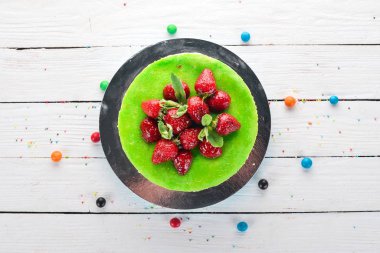 Çilekli kek. Ahşap bir arka planda. Üst Manzara. Boşluğu kopyala.