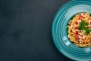 Makarna mantar ve sebze. İtalyan mutfağı. Ahşap bir arka plan üzerinde. Üstten görünüm. Kopya alanı.