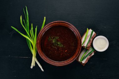 Borsch. Ukraynalı geleneksel yemekleri. Pancar çorbası. Ahşap bir arka plan üzerinde. Üstten görünüm. Kopya alanı.