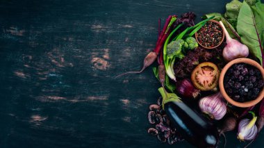 Mor Gıda. Taze sebze ve meyveler. Ahşap bir arka plan üzerinde. Üstten görünüm. Kopya alanı.