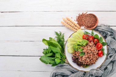 Karabuğday salatalık, brokoli ve domates ile. Ahşap bir arka plan üzerinde. Üstten görünüm. Kopya alanı.