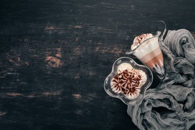 Çikolata kremalı tatlı. Pana Cotta. Ahşap bir arka plan üzerinde. Üstten görünüm. Kopya alanı.