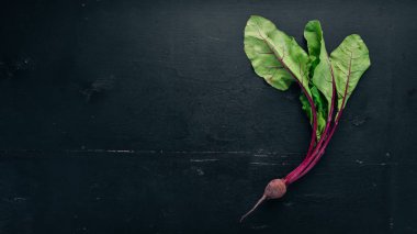 Taze pancar yeşil yaprakları ile. Ahşap bir arka plan üzerinde. Üstten görünüm. Kopya alanı.