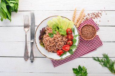 Karabuğday salatalık, brokoli ve domates ile. Ahşap bir arka plan üzerinde. Üstten görünüm. Kopya alanı.