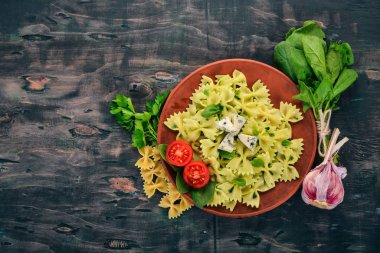 Ispanak ve mavi peynirli makarna. Ahşap bir arka plan üzerinde. Üstten görünüm. Kopya alanı.