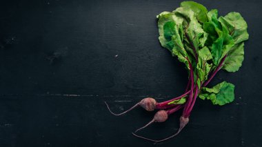Taze pancar yeşil yaprakları ile. Ahşap bir arka plan üzerinde. Üstten görünüm. Kopya alanı.