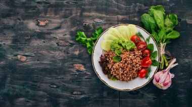 Karabuğday salatalık, brokoli ve domates ile. Ahşap bir arka plan üzerinde. Üstten görünüm. Kopya alanı.