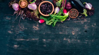 Mor Gıda. Taze sebze ve meyveler. Ahşap bir arka plan üzerinde. Üstten görünüm. Kopya alanı.