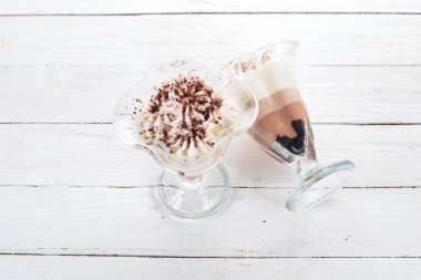 Çikolata kremalı tatlı. Pana Cotta. Ahşap bir arka plan üzerinde. Üstten görünüm. Kopya alanı.