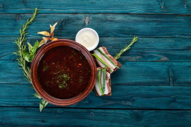 Borsch. Ukraynalı geleneksel yemekleri. Pancar çorbası. Ahşap bir arka plan üzerinde. Üstten görünüm. Kopya alanı.