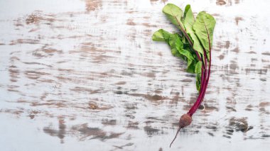 Taze pancar yeşil yaprakları ile. Ahşap bir arka plan üzerinde. Üstten görünüm. Kopya alanı.