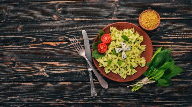 Ispanak ve mavi peynirli makarna. Ahşap bir arka plan üzerinde. Üstten görünüm. Kopya alanı.