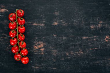 Bir dal kiraz domates. Ahşap bir arka plan üzerinde. Üstten görünüm. Kopya alanı.