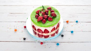 Çilekli kek. Ahşap bir arka planda. Üst Manzara. Boşluğu kopyala.