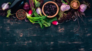 Mor Gıda. Taze sebze ve meyveler. Ahşap bir arka plan üzerinde. Üstten görünüm. Kopya alanı.