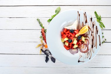 Brie peyniri ile Yunan sebze salatası. Ahşap bir arka plan üzerinde. Üstten görünüm. Kopya alanı.