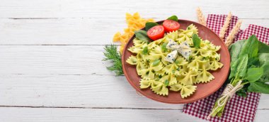 Ispanak ve mavi peynirli makarna. Ahşap bir arka plan üzerinde. Üstten görünüm. Kopya alanı.