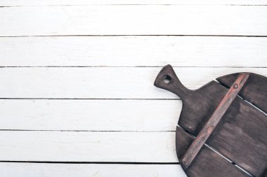 Eski mutfak tahtası. Ahşap bir arka plan üzerinde. Üstten görünüm. Kopya alanı.