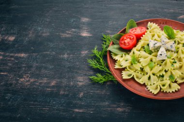 Ispanak ve mavi peynirli makarna. Ahşap bir arka plan üzerinde. Üstten görünüm. Kopya alanı.