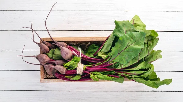 Ahşap kutusunda taze pancar. Ahşap bir arka plan üzerinde. Üstten görünüm. Kopya alanı.