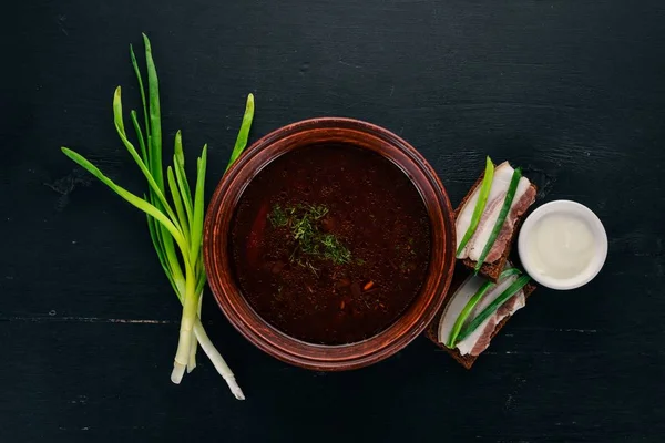 Borsch. Ukraynalı geleneksel yemekleri. Pancar çorbası. Ahşap bir arka plan üzerinde. Üstten görünüm. Kopya alanı.