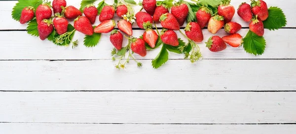 新鲜草莓 在白色的木质背景 顶部视图 复制空间 — 图库照片