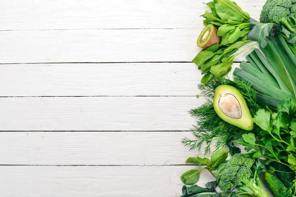 Yeşil sebze ve meyve. Beyaz ahşap zemin üzerinde. Sağlıklı gıda. Üstten Görünüm. Kopya alanı.