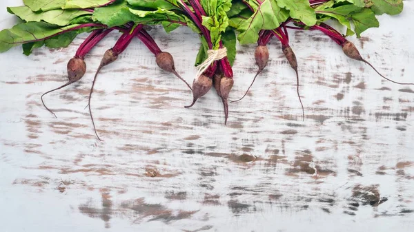Taze pancar yeşil yaprakları ile. Ahşap bir arka plan üzerinde. Üstten görünüm. Kopya alanı.