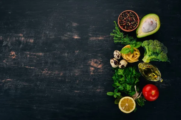 İtalyan mutfağı kavramı. Makarna, fesleğen ve sebze. Ahşap bir arka plan üzerinde. Üstten görünüm. Kopya alanı.