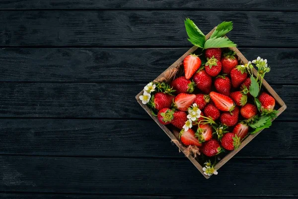 Taze çilek mezarda. Ahşap bir arka plan üzerinde. Üstten görünüm. Kopya alanı.