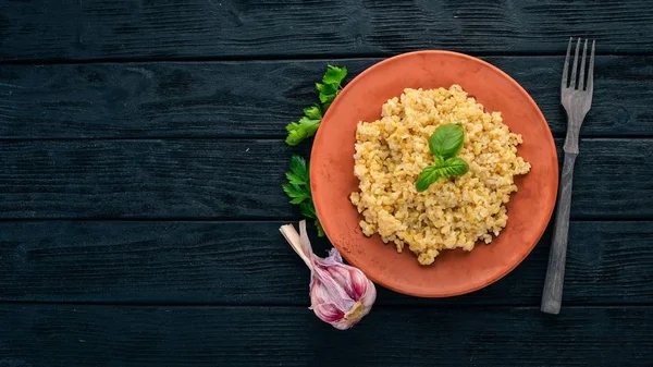 Bulgur Con Albahaca Plato Sobre Fondo Madera Vista Superior Copiar — Foto de Stock