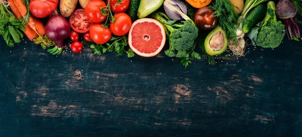 Comida Saludable Verduras Frutas Sobre Fondo Madera Negro Vista Superior — Foto de Stock