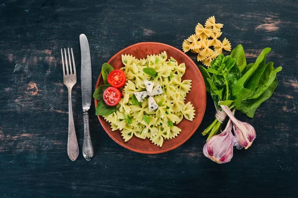 Ispanak ve mavi peynirli makarna. Ahşap bir arka plan üzerinde. Üstten görünüm. Kopya alanı.