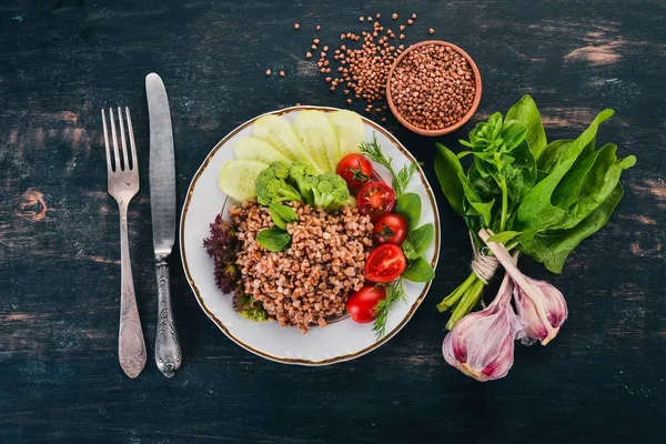 Karabuğday salatalık, brokoli ve domates ile. Ahşap bir arka plan üzerinde. Üstten görünüm. Kopya alanı.