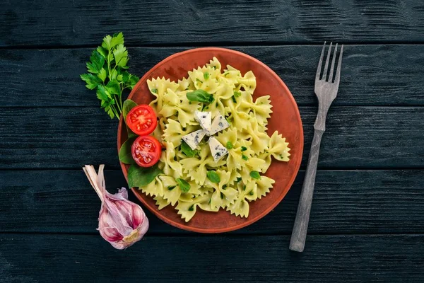 Ispanak ve mavi peynirli makarna. Ahşap bir arka plan üzerinde. Üstten görünüm. Kopya alanı.