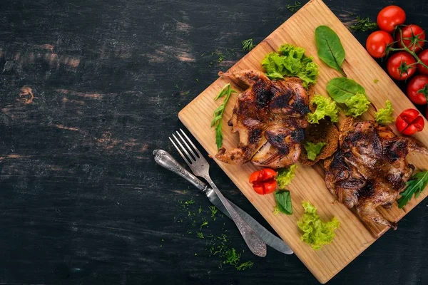 Quaglia Forno Con Verdure Una Tavola Legno Uno Sfondo Legno — Foto Stock