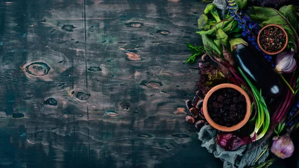 Mor Gıda. Taze sebze ve meyveler. Ahşap bir arka plan üzerinde. Üstten görünüm. Kopya alanı.