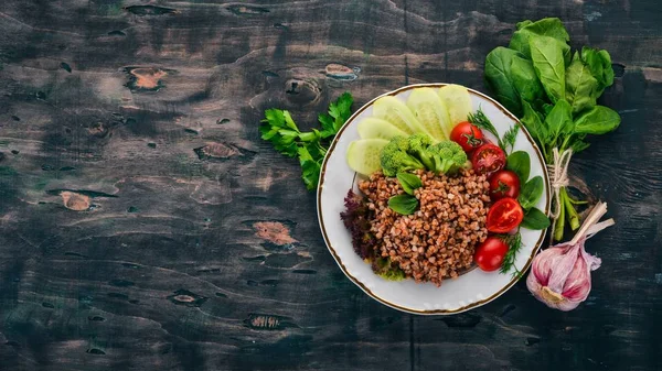 Karabuğday salatalık, brokoli ve domates ile. Ahşap bir arka plan üzerinde. Üstten görünüm. Kopya alanı.