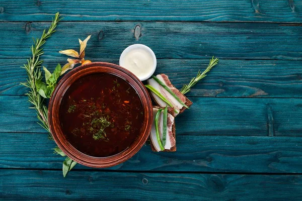 Borsch. Ukraynalı geleneksel yemekleri. Pancar çorbası. Ahşap bir arka plan üzerinde. Üstten görünüm. Kopya alanı.