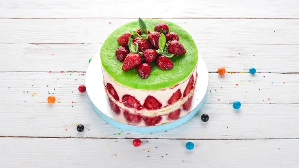 Çilekli kek. Ahşap bir arka planda. Üst Manzara. Boşluğu kopyala.
