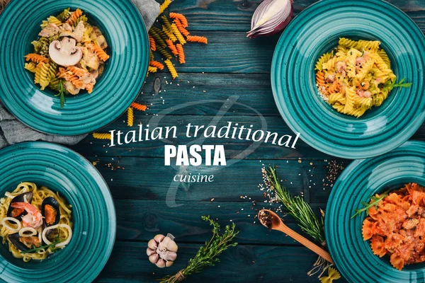 Sada Vařené Pasty Deskách Dřevěné Pozadí Italská Kuchyně Pohled Shora — Stock fotografie
