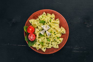 Ispanak ve mavi peynirli makarna. Ahşap bir arka plan üzerinde. Üstten görünüm. Kopya alanı.