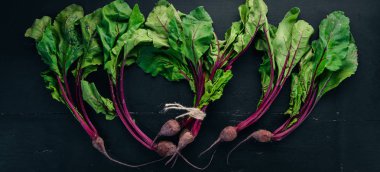 Taze pancar yeşil yaprakları ile. Ahşap bir arka plan üzerinde. Üstten görünüm. Kopya alanı.