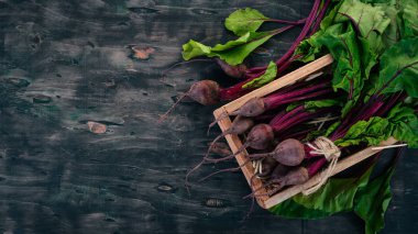 Ahşap kutusunda taze pancar. Ahşap bir arka plan üzerinde. Üstten görünüm. Kopya alanı.