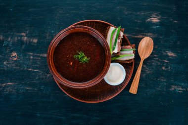 Borsch. Ukraynalı geleneksel yemekleri. Pancar çorbası. Ahşap bir arka plan üzerinde. Üstten görünüm. Kopya alanı.