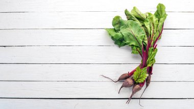 Taze pancar yeşil yaprakları ile. Ahşap bir arka plan üzerinde. Üstten görünüm. Kopya alanı.