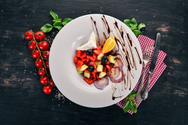 Brie peyniri ile Yunan sebze salatası. Ahşap bir arka plan üzerinde. Üstten görünüm. Kopya alanı.