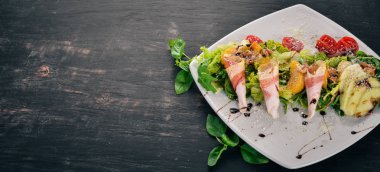 Taze salata domuz pastırması, avokado ve domates. Ahşap bir arka plan üzerinde. Üstten görünüm. Kopya alanı.