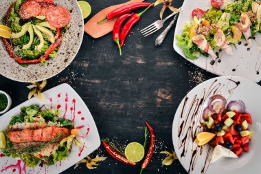 Gıda. Bir dizi lezzetli yemekler ve lezzetler. Ahşap bir arka plan üzerinde. Üstten görünüm. Kopya alanı.